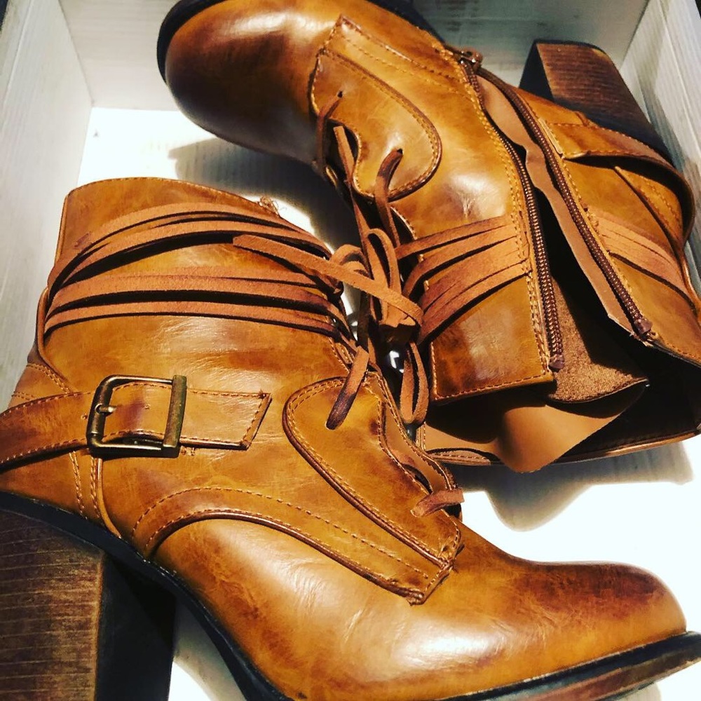 Women’s Pink Celebrity zip up boots (Size 7)